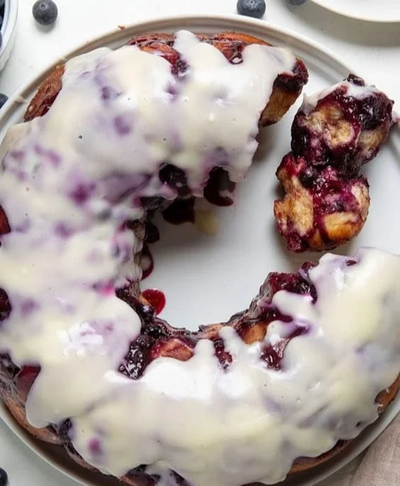 Freshly baked blueberry monkey bread with gooey sauce and blueberries